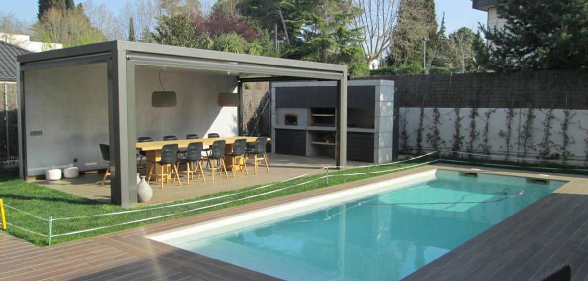 zona de barbacoa con piscina