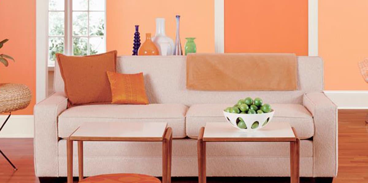 salón con distintos tonos de naranja