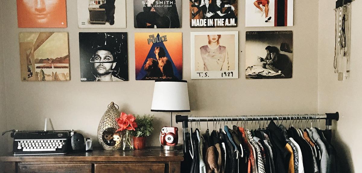 pósters de rock en un dormitorio teen