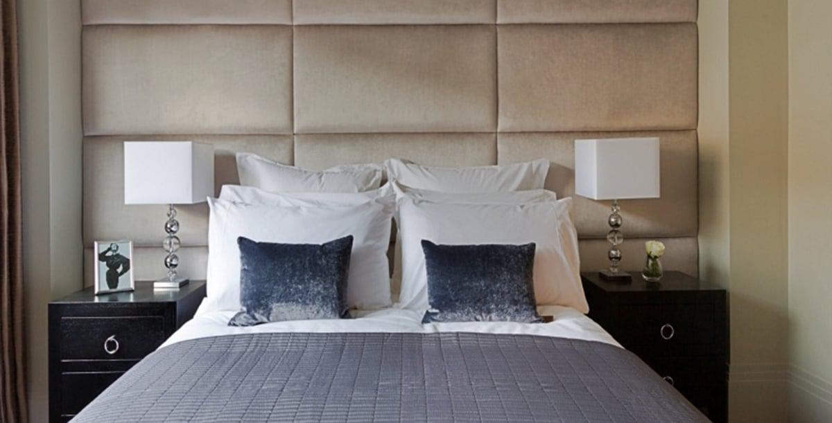 cabecera de cama tapizada en gris