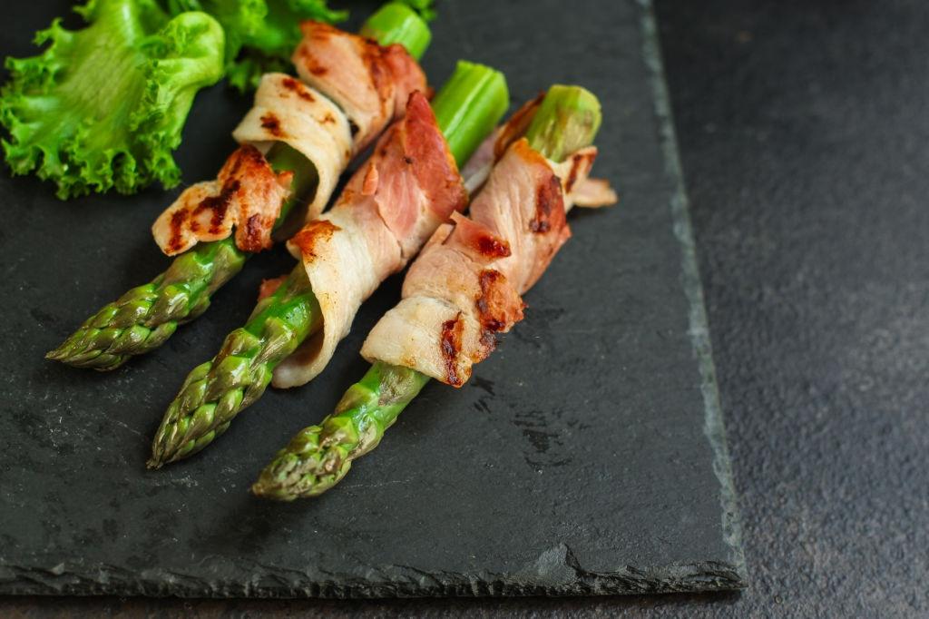Espárragos envueltos en tocino de pavo