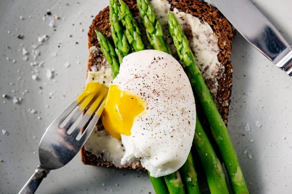 Pan integral de centeno con huevo escalfado y espárragos