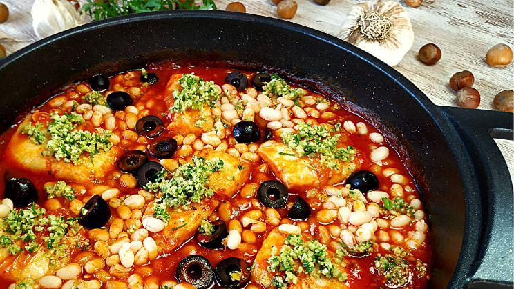 Merluza con tomate y alubias blancas