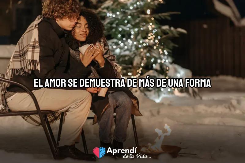 pareja abrazándose frente a una fogata