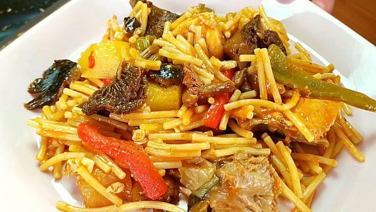Cazuela de fideos con pollo y setas