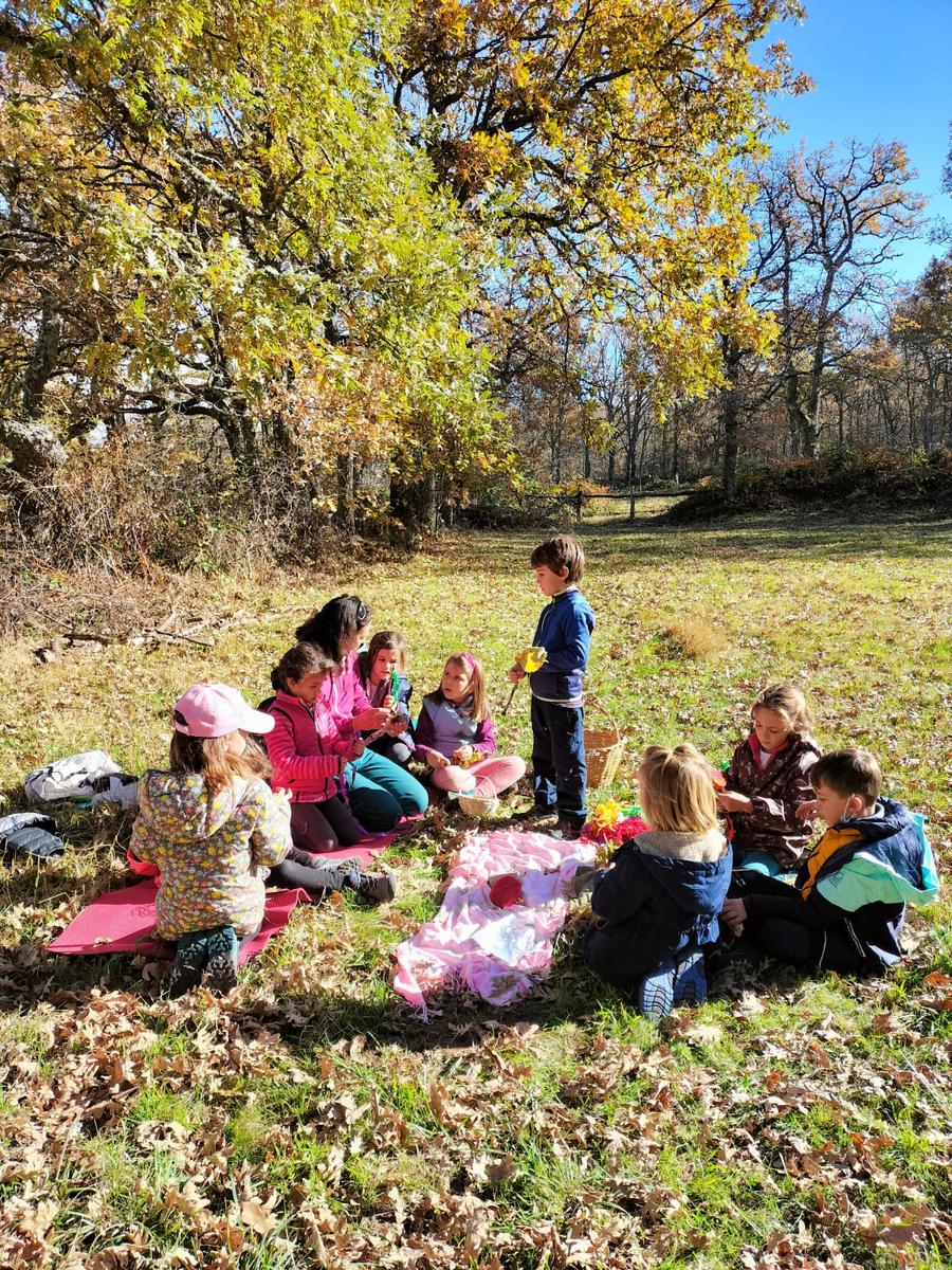 Niños sentados en el suelo en un grupo de juego