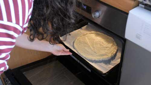 hornear la masa de pizza de coliflor