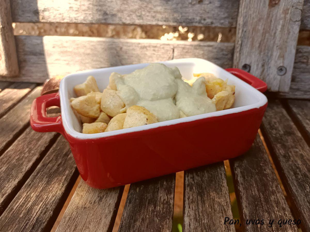 pollo crema alcachofas - pan uvas y queso