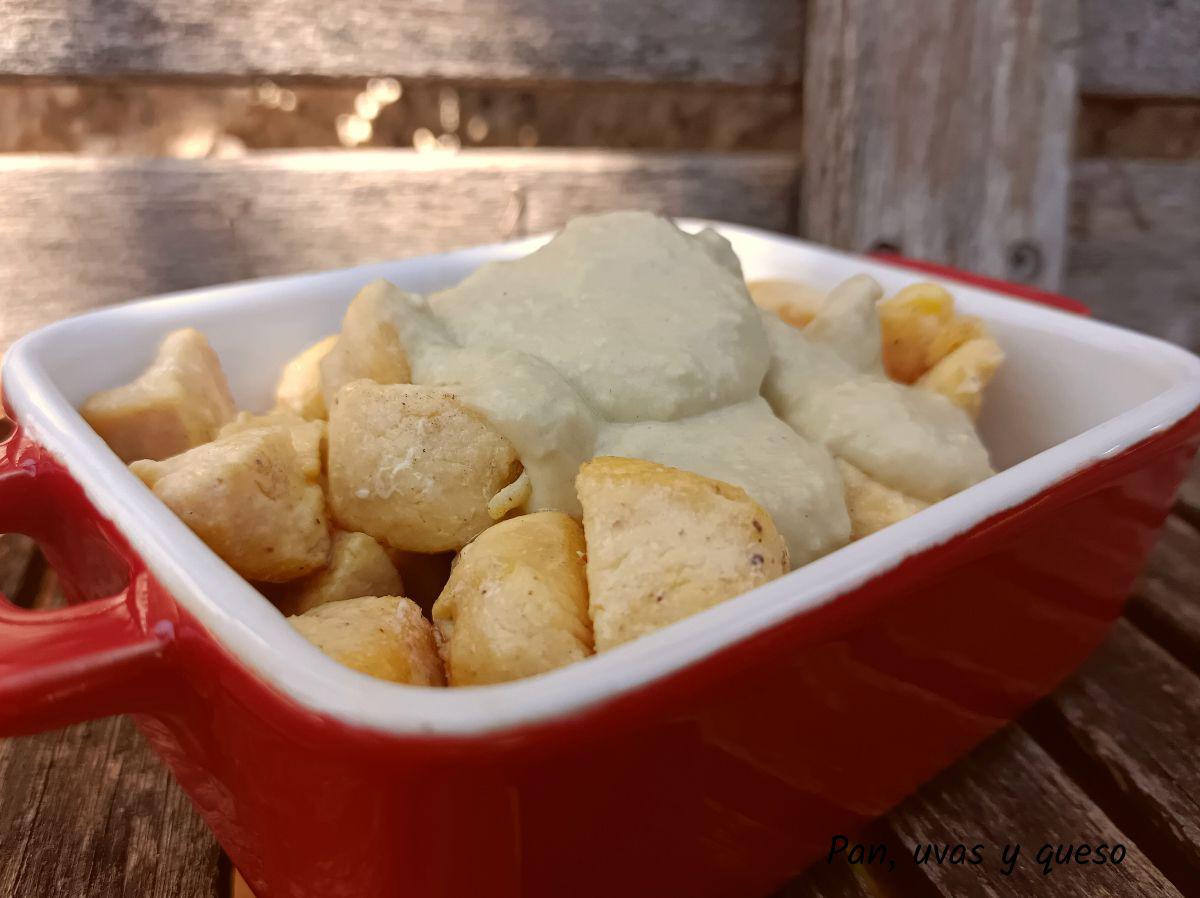 pollo crema alcachofas - pan uvas y queso