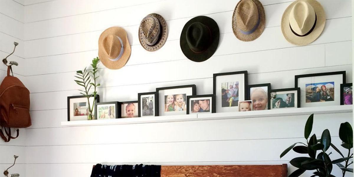 sombreros de paja en la pared