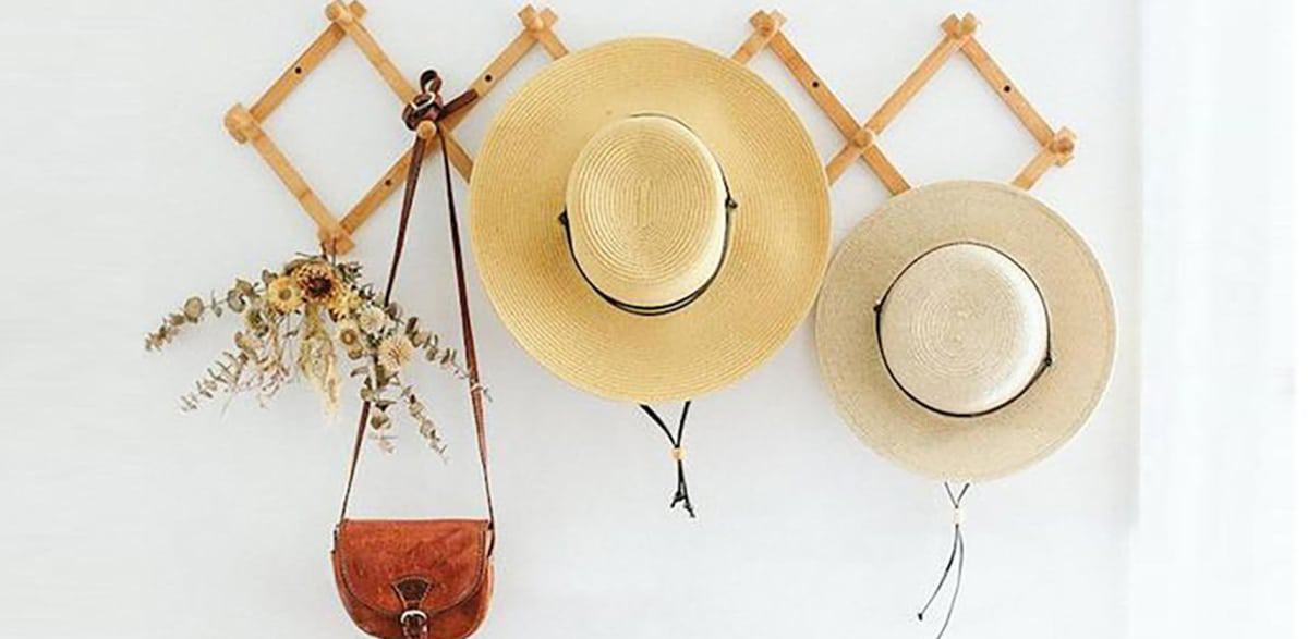 sombreros de paja en un perchero