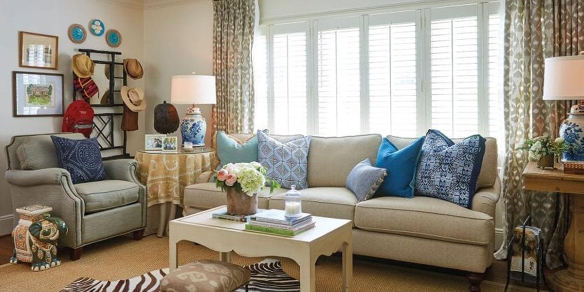 sombreros de paja en el salón