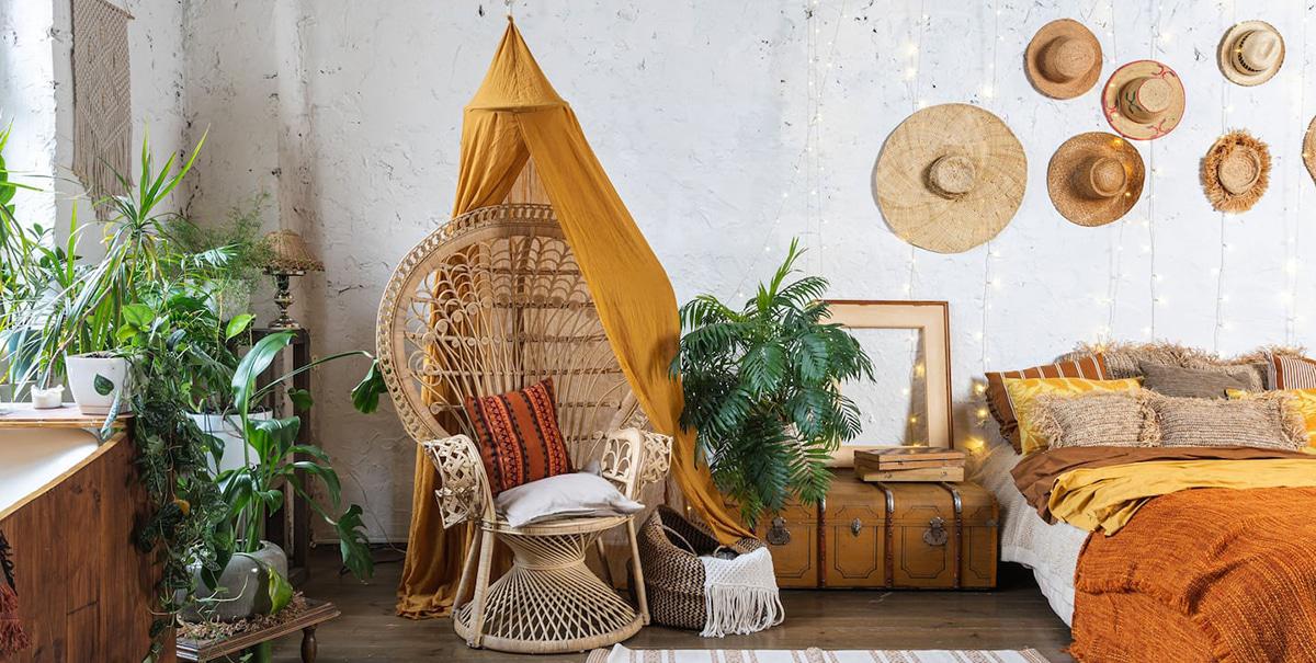 Sombreros de paja en el dormitorio