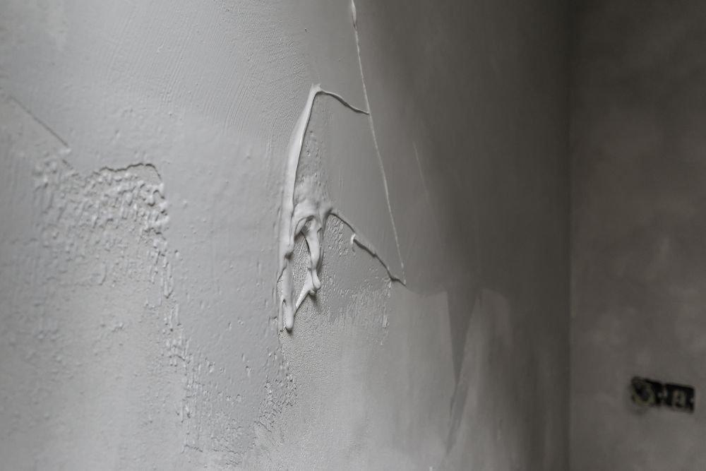 Aplicar microcemento en la pared.