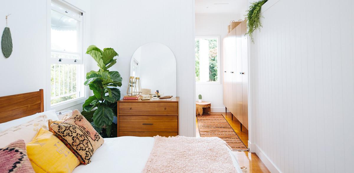 Plantas cerca de la cama