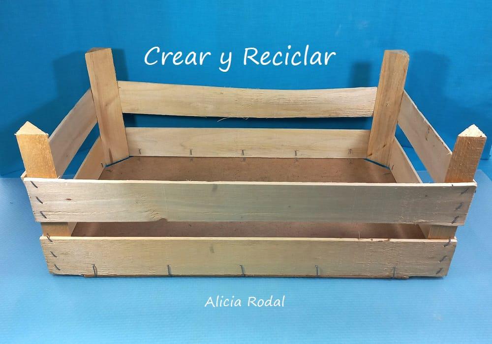 En este tutorial te voy a enseñar una idea fácil, sencilla, útil y práctica, para evitar que tu ordenador se dañe. Simplemente vamos a hacer una mesa, perfecta para colocar el portátil.