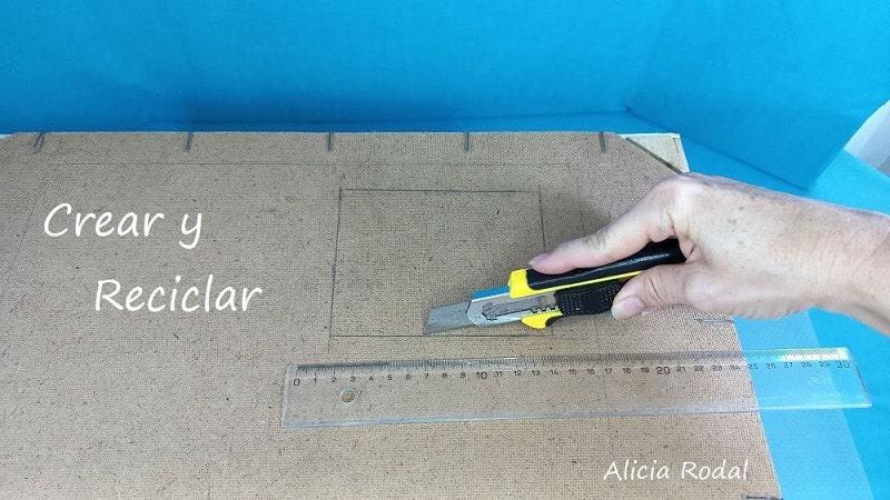 En este tutorial te voy a enseñar una idea fácil, sencilla, útil y práctica, para evitar que tu ordenador se dañe. Simplemente vamos a hacer una mesa, perfecta para colocar el portátil.