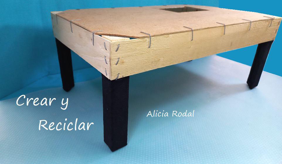 En este tutorial te voy a enseñar una idea fácil, sencilla, útil y práctica, para evitar que tu ordenador se dañe. Simplemente vamos a hacer una mesa, perfecta para colocar el portátil.