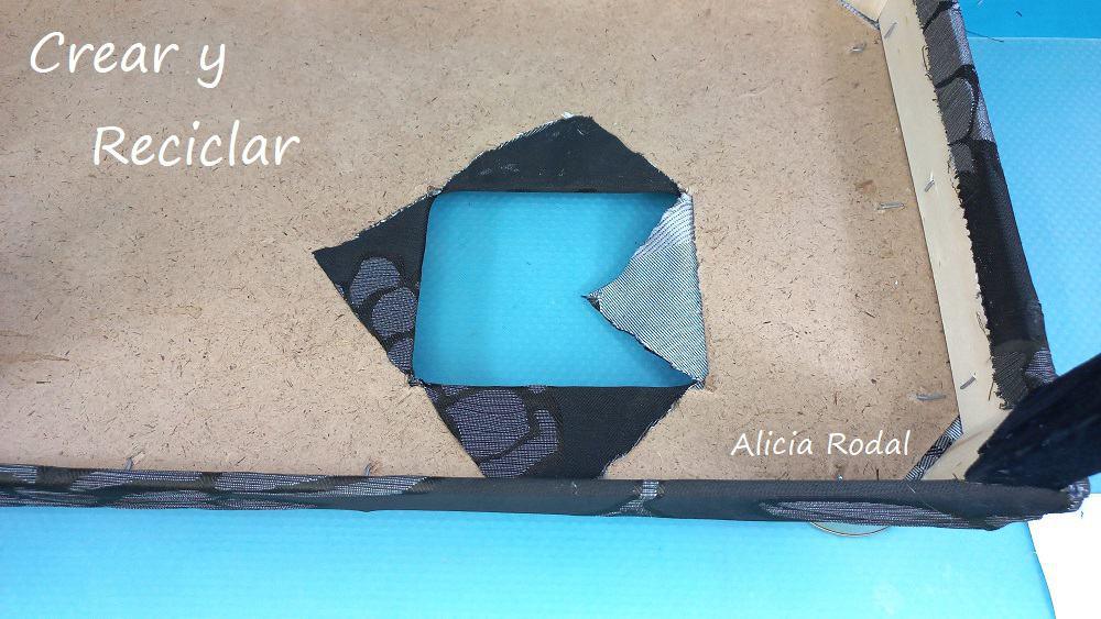 En este tutorial te voy a enseñar una idea fácil, sencilla, útil y práctica, para evitar que tu ordenador se dañe. Simplemente vamos a hacer una mesa, perfecta para colocar el portátil.