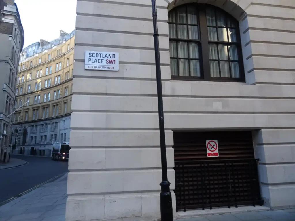 Esta esquina de Scotland Place os resultará muy familiar