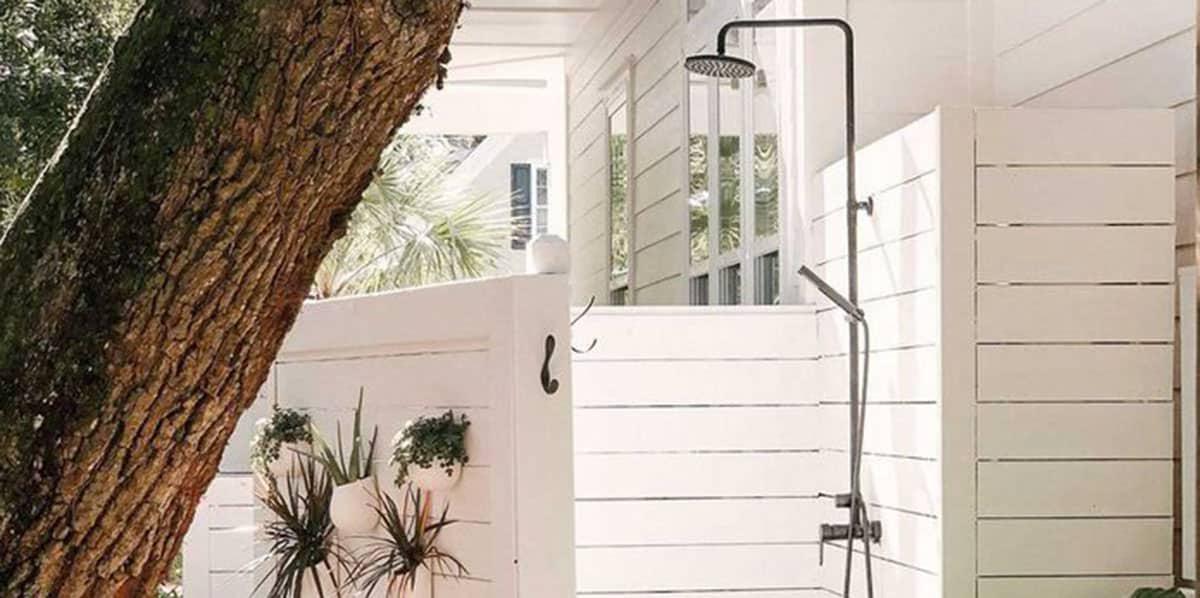 Ducha externa en una casa