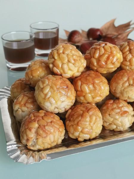 Receta tradicional de panellets de piñones