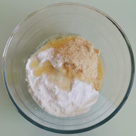 Receta tradicional de panellets de piñones - preparando la masa