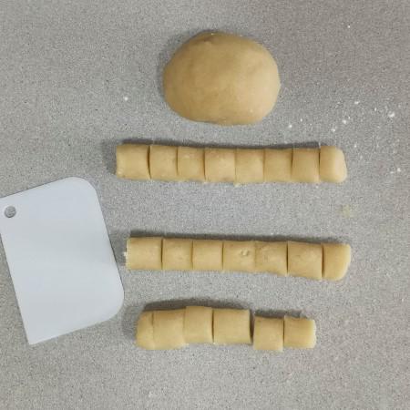 Receta tradicional de panellets de piñones - cortando la masa