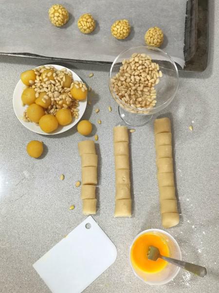 Receta tradicional de panellets de piñones - montando los panellets