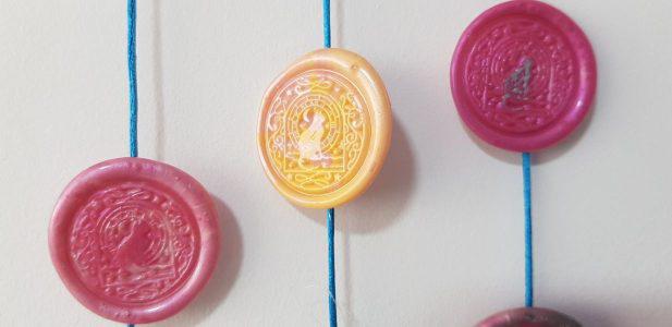 Atrapasueños con CD y sellos de lacre