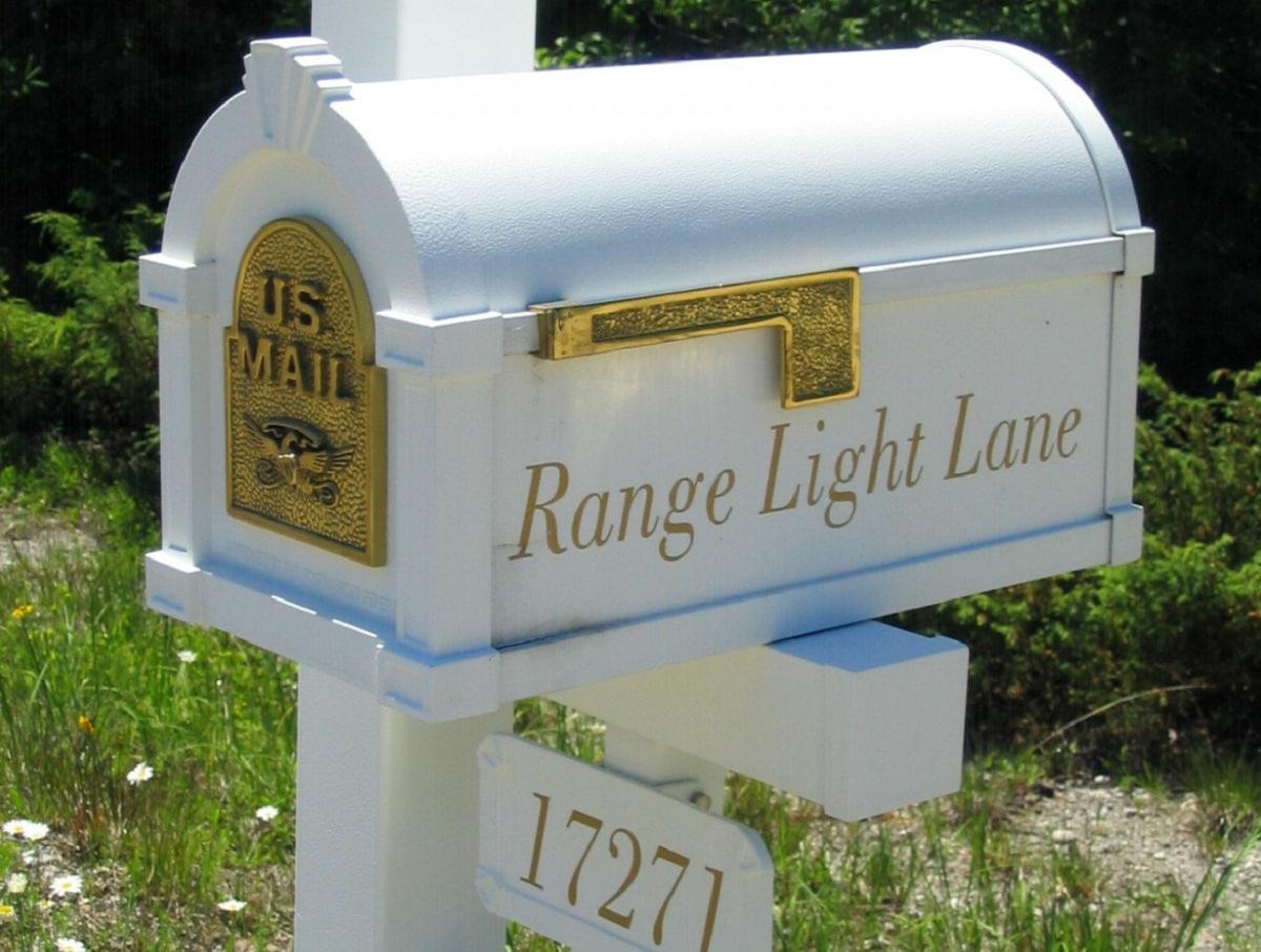 Buz&oacute;n en blanco y dorado