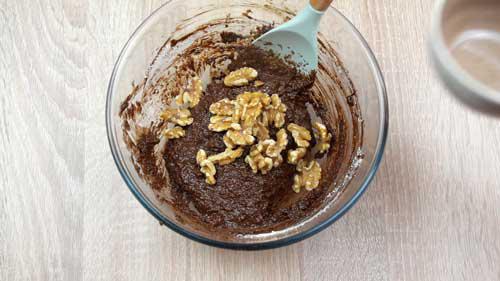 agregar nueces a la masa de brownie de avena