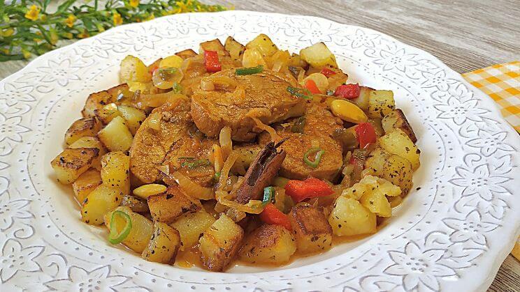 Solomillo de cerdo en salsa con patatas