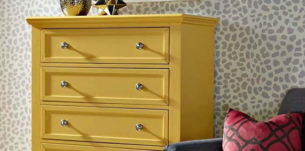 Mueble pintado en color mostaza