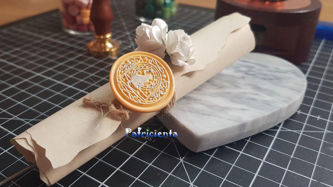 Invitación romántica con flores y lacre.