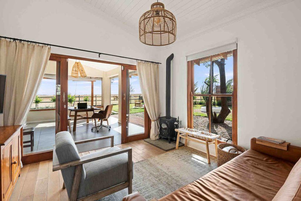 Interiores de casas tipo cabaña