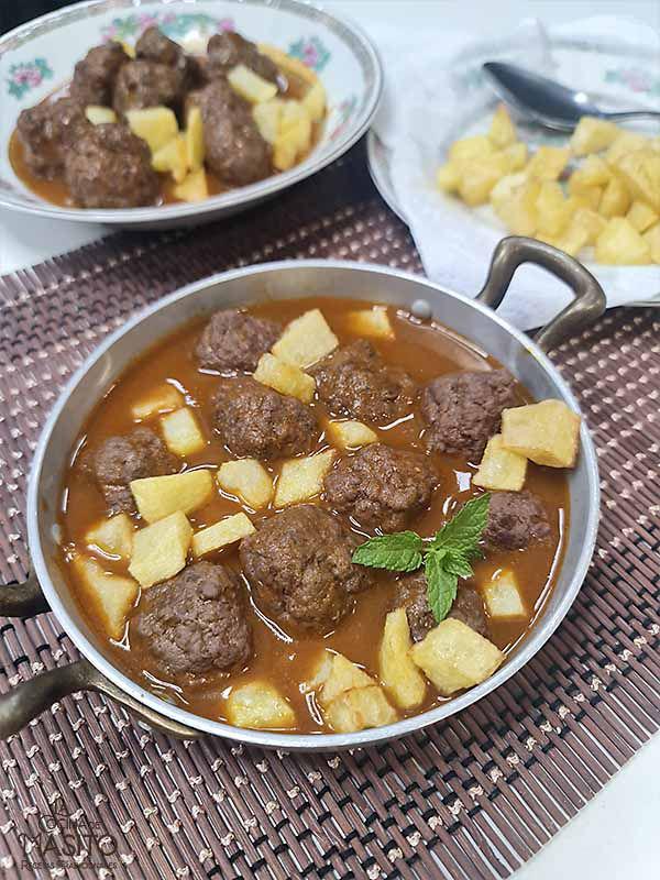 albóndigas en salsa con patatas fritas