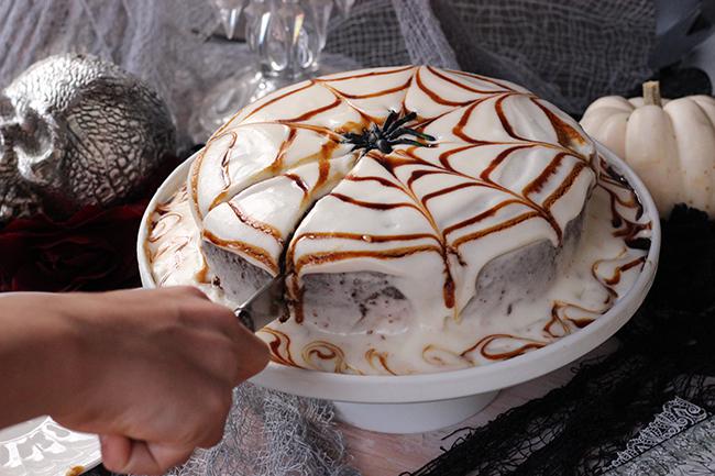 Cortando el Spider Cake