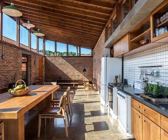 Interiores de casas de campo de ladrillo