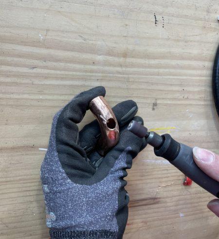 Usamos la dremel para hacer un agujero en el codo