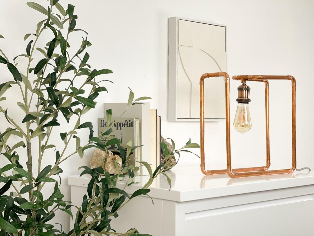 DIY lámpara de mesa con tuberías de cobre