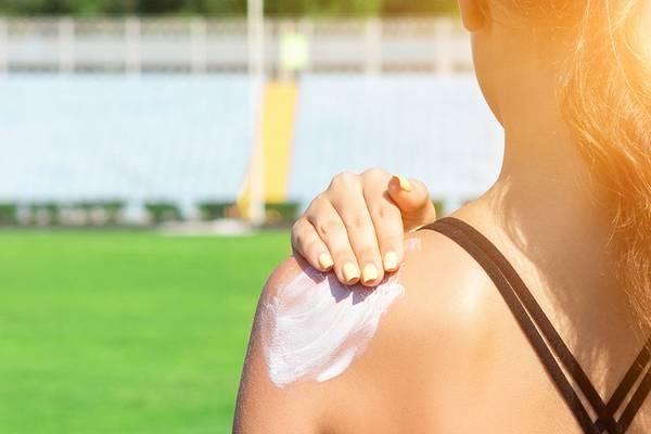 Acné del hombro Causa no. 2: piel grasa