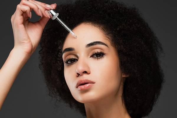 Los sueros pueden eliminar las arrugas profundas de la frente.