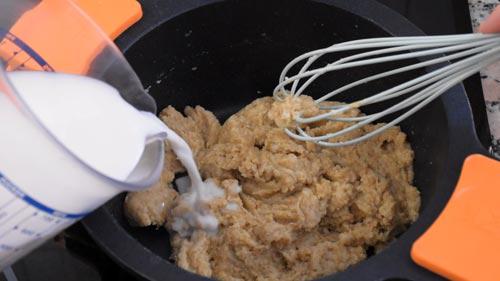 agregar leche vegetal caliente a la salsa bechamel vegana