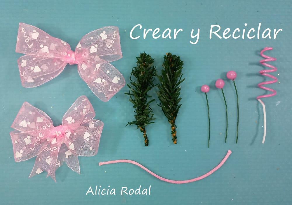 En este tutorial aprenderás a hacer 6 modelos diferentes de adornos navideños, para decorar tu casa, para vender o regalar estas navidades