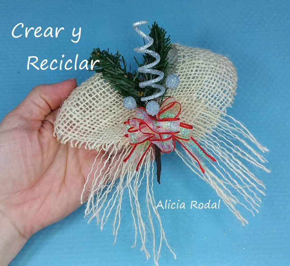 En este tutorial aprenderás a hacer 6 modelos diferentes de adornos navideños, para decorar tu casa, para vender o regalar estas navidades