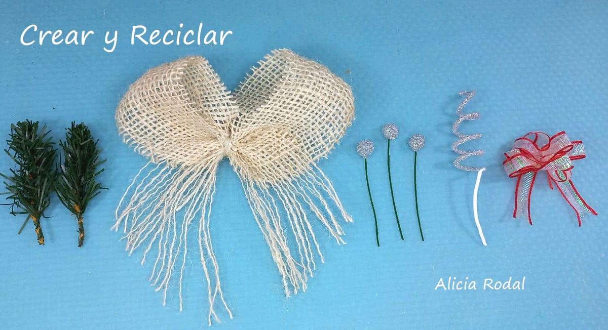 En este tutorial aprenderás a hacer 6 modelos diferentes de adornos navideños, para decorar tu casa, para vender o regalar estas navidades