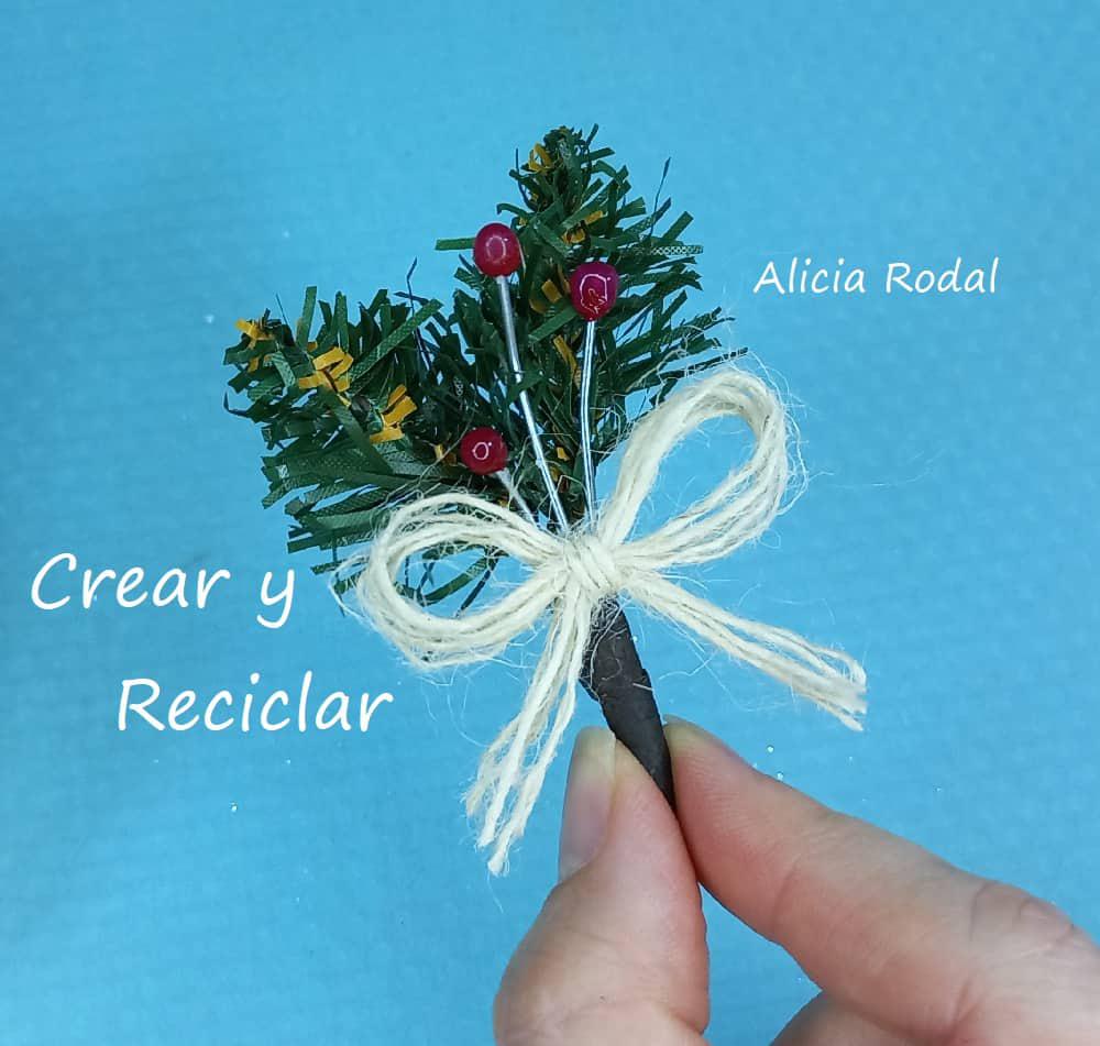 En este tutorial aprenderás a hacer 6 modelos diferentes de adornos navideños, para decorar tu casa, para vender o regalar estas navidades