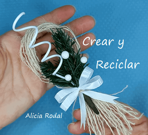 En este tutorial aprenderás a hacer 6 modelos diferentes de adornos navideños, para decorar tu casa, para vender o regalar estas navidades