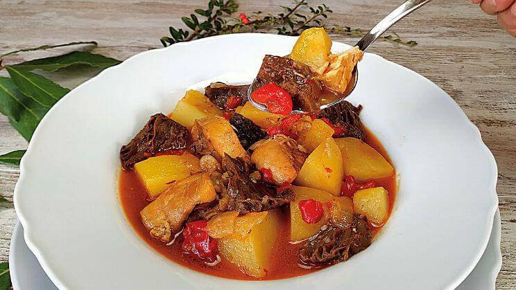 Patatas con pollo y setas